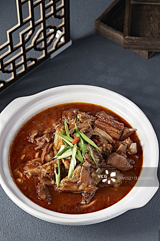 砂锅红焖香辣羊排带皮羊肉图片素材
