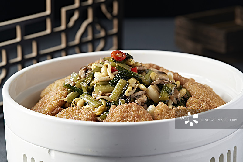 雪里红猪肉口蘑炖黄豆芽配黄面炸糕图片素材