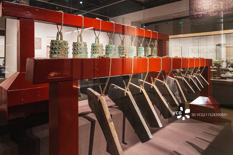 河南洛阳伊川陆浑戎墓地出土，洛阳市考古研究院藏——铜编钟、石编磬（东周）图片素材