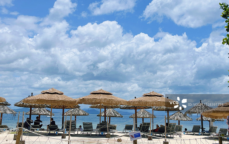 海边沙滩上的遮阳伞图片素材