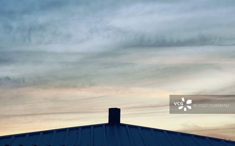 彩云下楼顶图片素材