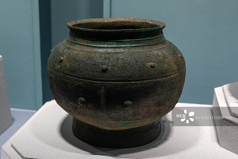 山西博物院展出文物兽面纹瓿商(公元前16世纪-前11世纪)山西省忻州市保德县林遮峪遗址出土图片素材