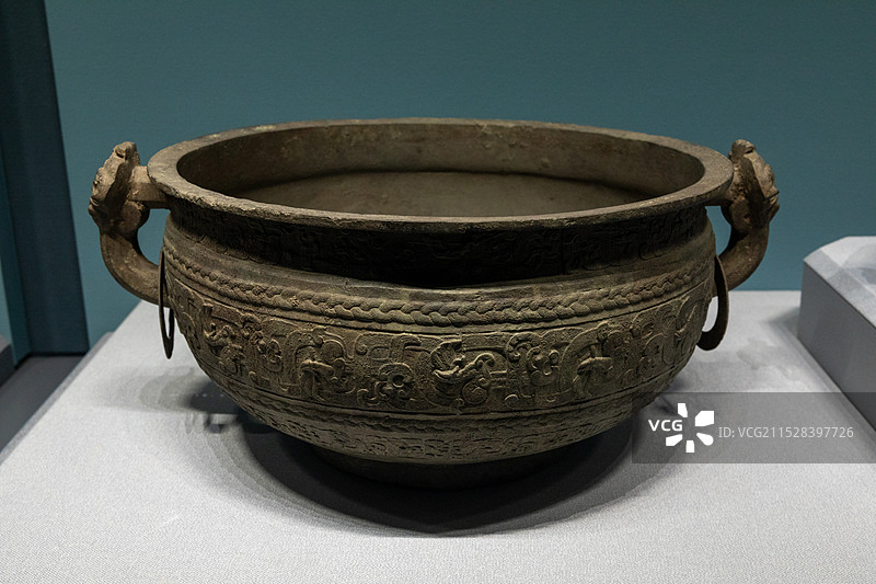 山西博物院展出文物夔凤纹鉴  春秋(公元前770--前476年)山西省长子县牛家坡7号墓出土图片素材