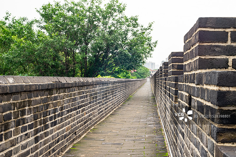 中国山东泰安著名景点泰山旅游风景区，岱庙行宫沧桑高大的城墙和砖地人行道，户外白昼无人图像摄影图片素材
