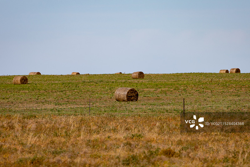 秋天的草垛图片素材