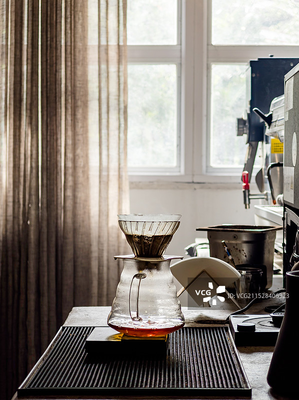 咖啡馆里的手冲咖啡图片素材