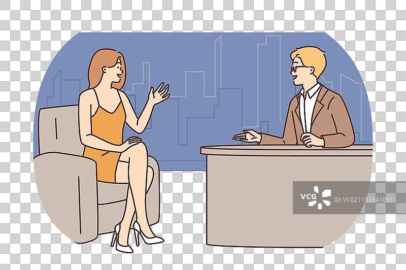 微笑的女性名人在电视节目中图片素材