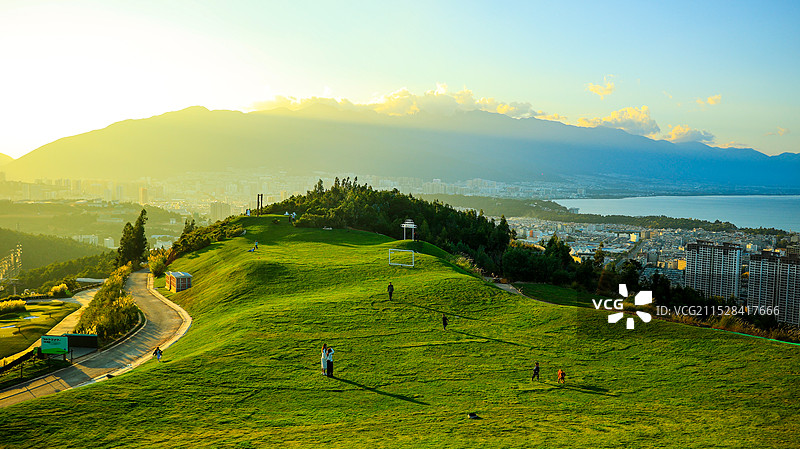 大理云想山大草坪夕阳图片素材