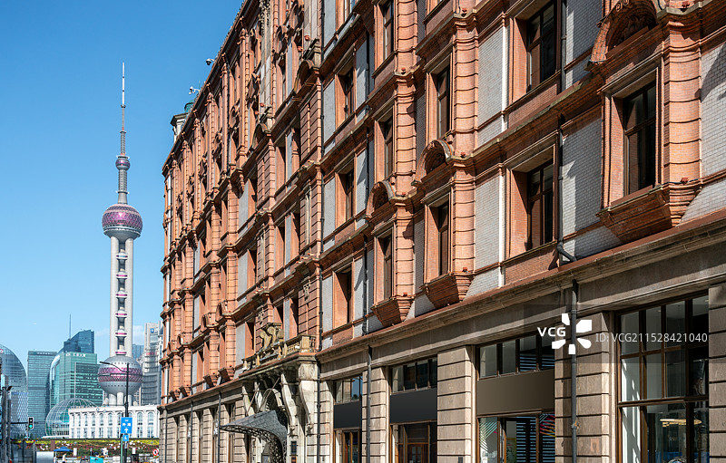 上海外滩欧式建筑外墙和东方明珠塔图片素材