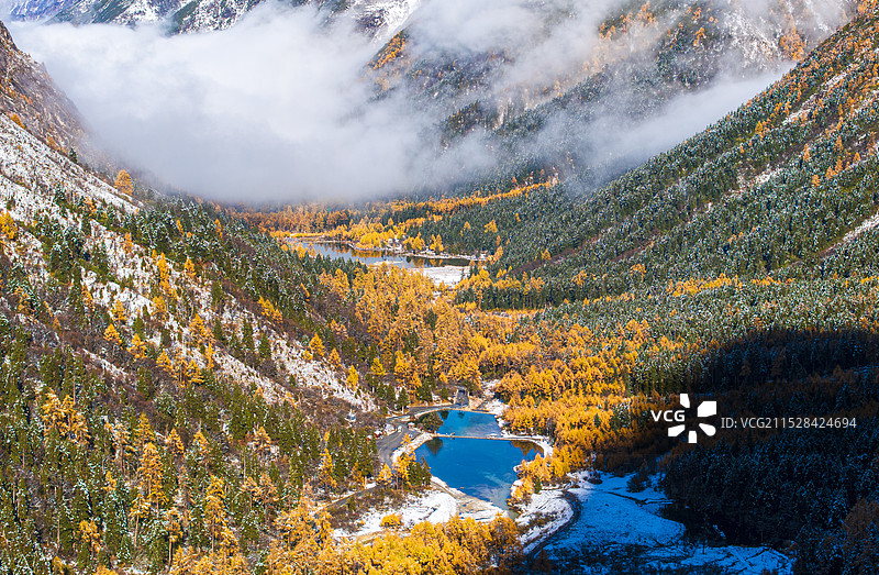 毕棚沟 雪山下云雾缭绕的秋色山林图片素材