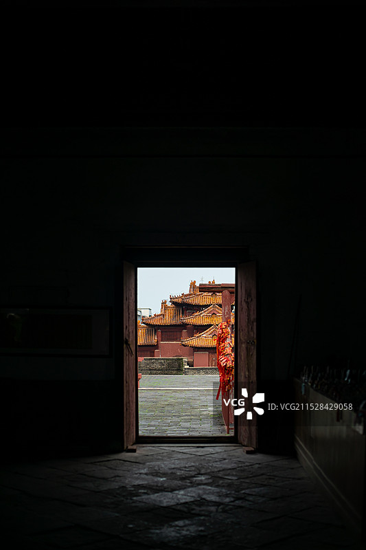 中国山东省泰安市泰山区泰山旅游景区著名景点，透过门看岱庙行宫里角楼，户外无人图像摄影图片素材