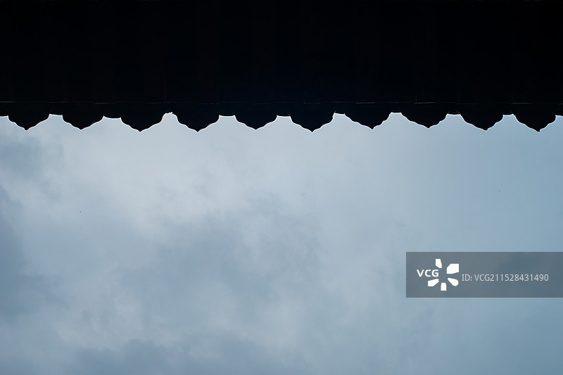 中国古代建筑拍摄主题，岱庙行宫沧房屋宫殿建筑的屋檐和多云的天空，户外白昼无人图像摄影图片素材