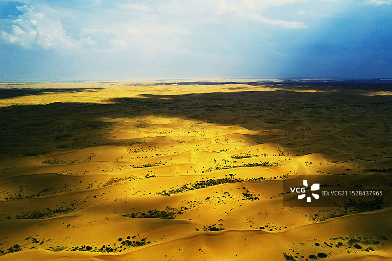 腾格里沙漠的曼妙光影图片素材