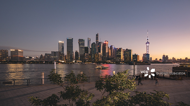 上海陆家嘴CBD夜景蓝调内透 北外滩城市天际线图片素材