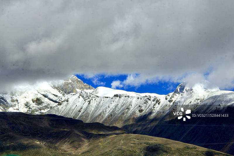 纳木错回拉萨高速沿途风景-念青唐古拉山脉图片素材