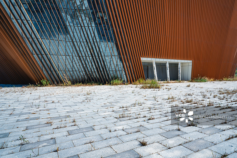 废弃的现代建筑外立面空地图片素材