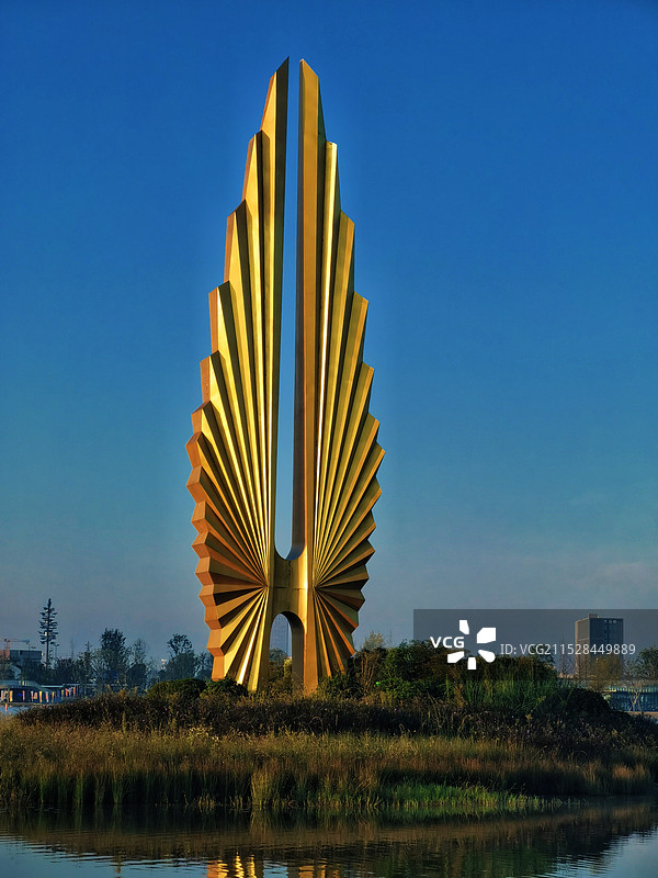 蓝天映衬下的建筑景观图片素材