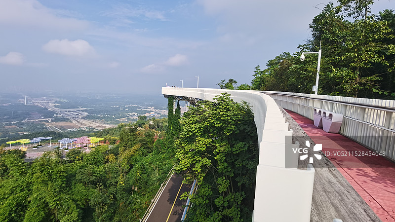 2024年11月秋天成都龙泉森林公园天府新区合江景区高空玻璃栈道图片素材