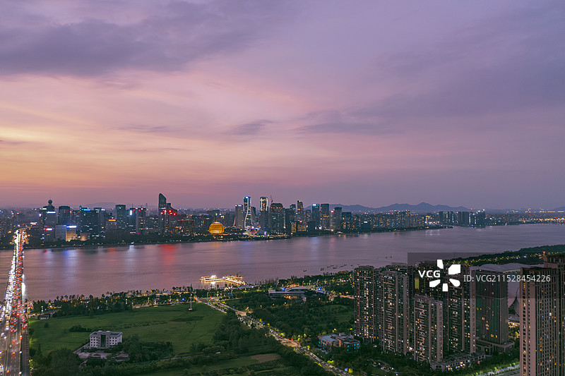 杭州钱塘江夜景 日落时分浪漫的钱江新城和西兴大桥图片素材