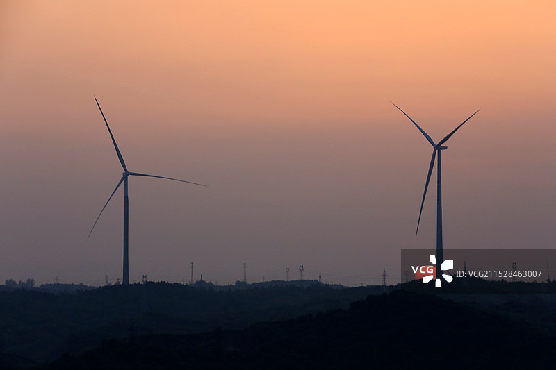 夕阳下的风力发电机图片素材