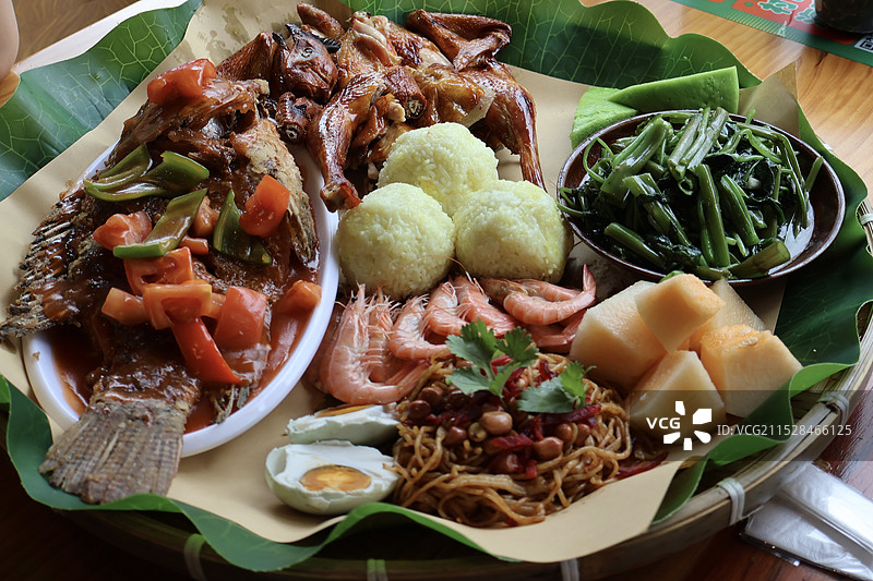 海南簸箕饭酸甜罗非鱼白灼虾空心菜斑斓膏烤鸡海南粉哈密瓜图片素材