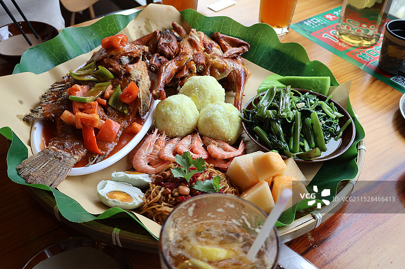 海南簸箕饭酸甜罗非鱼白灼虾空心菜斑斓膏烤鸡海南粉哈密瓜咸鸭蛋鸡饭图片素材
