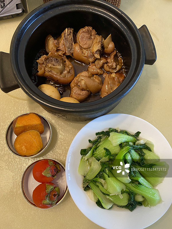 海南家常菜炒青菜猪脚焖蛋柿子红薯图片素材