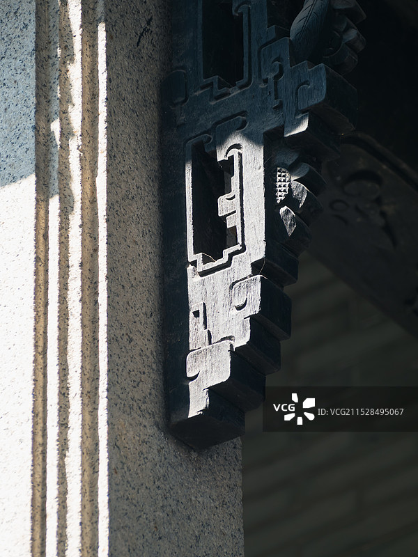 中国广东广州番禺沙湾古镇古建筑木雕美术工艺。图片素材