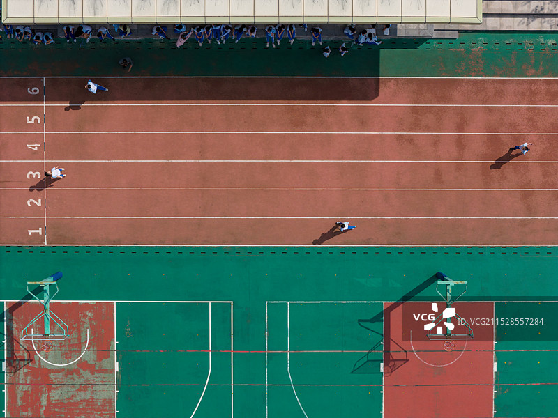 俯瞰校园运动场图片素材