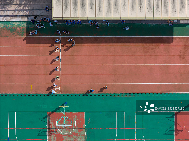 俯瞰校园运动场图片素材