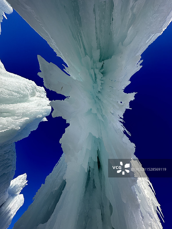 冬季赛里木湖的冰瀑图片素材