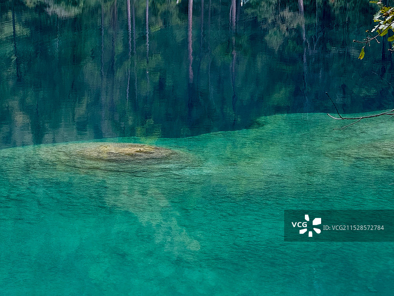 清澈的九寨沟图片素材