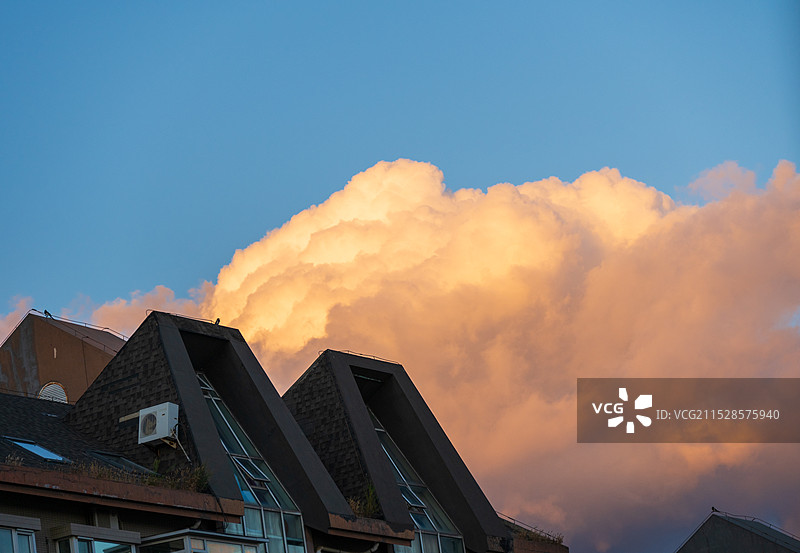 黄昏楼顶的火烧云图片素材