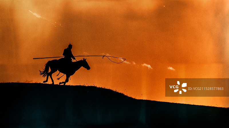 晚归的牧马人图片素材