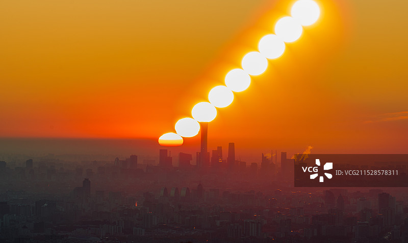 中信大厦悬日图片素材