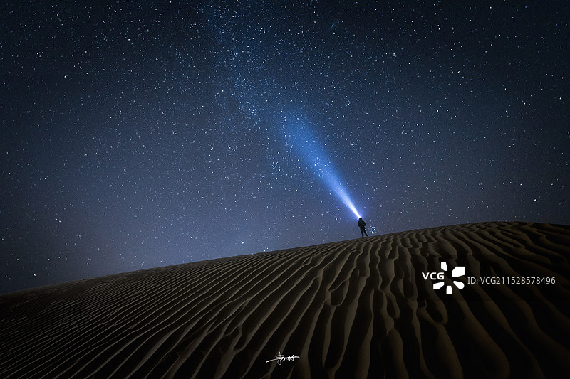 新疆沙漠星空线条图片素材
