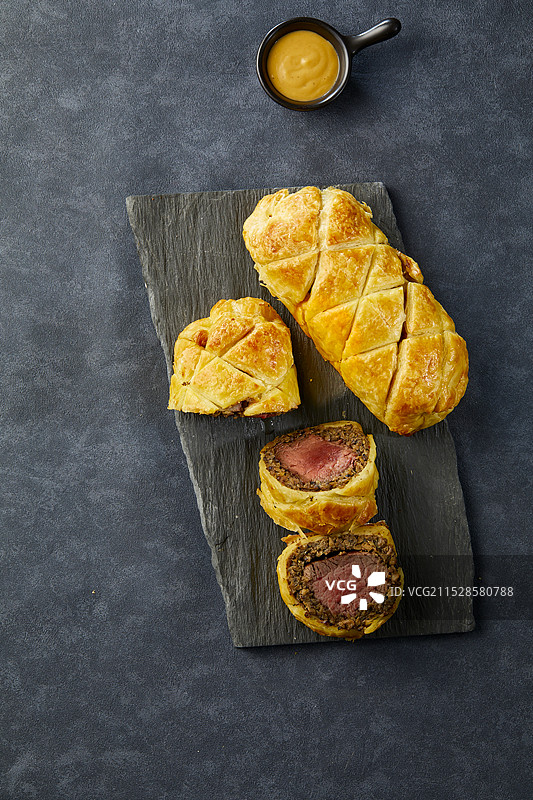 餐桌上的西餐美食 惠灵顿牛排图片素材