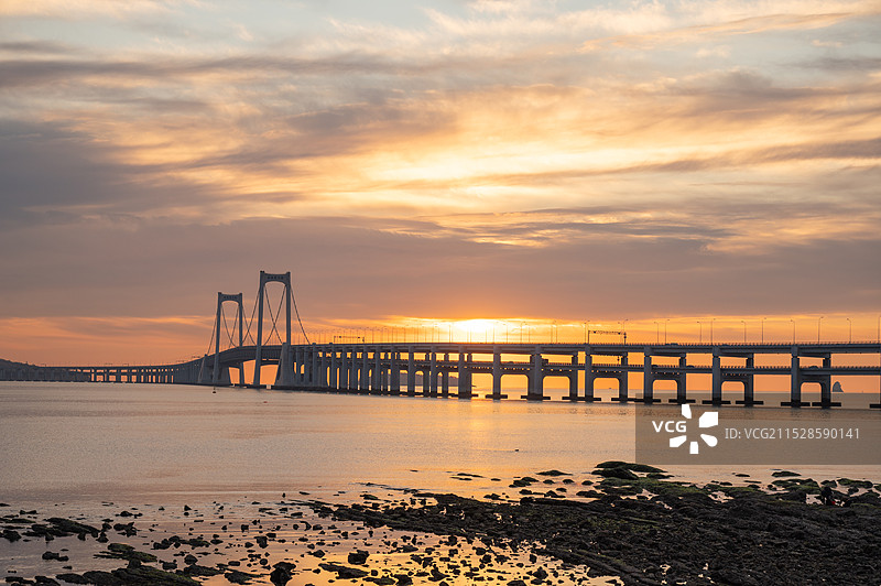 晨曦下的大连星海湾跨海大桥，夕阳下海天桥的剪影，朝霞下的跨海大桥海景景观，彩霞之下的大连跨海大桥海景图片素材