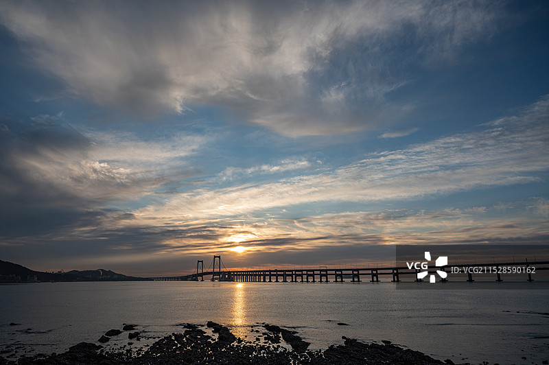 晨曦下的大连星海湾跨海大桥，夕阳下海天桥的剪影，朝霞下的跨海大桥海景景观，彩霞之下的大连跨海大桥海景图片素材