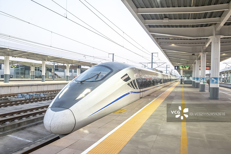 高铁站停靠在站台上的高铁图片素材