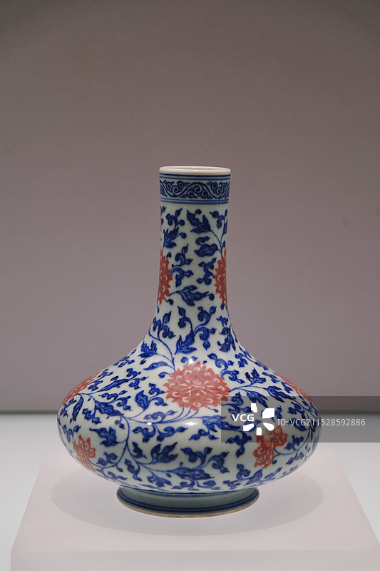 青花釉里红缠枝莲纹瓶 清·雍正 上海博物馆东馆藏图片素材