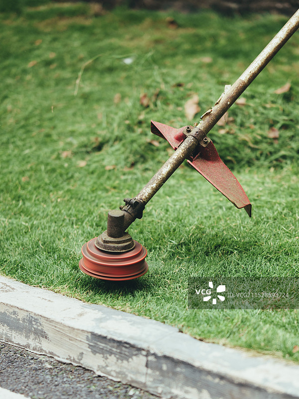 正在工作的除草机图片素材