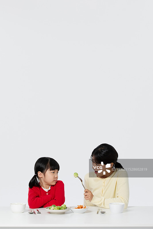 餐食，幼儿，孩子，挑食，拒绝，饮食习惯，妈妈，女孩图片素材