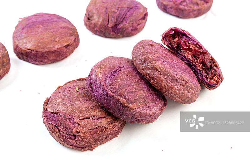 丽江特产中式产点酥皮紫薯鲜花饼图片素材
