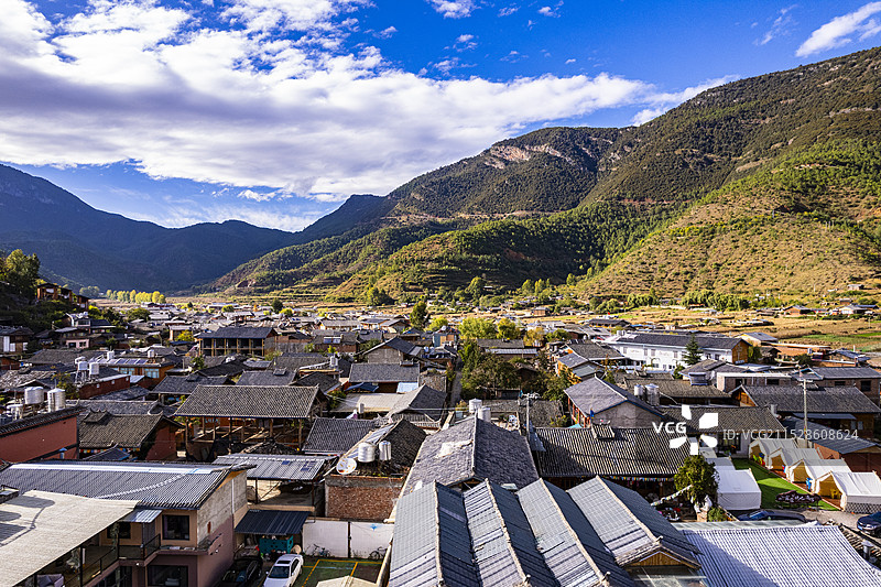 云南丽江泸沽湖山脚下的传统村庄木房子图片素材