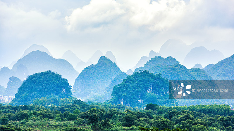 桂林山水云雾喀斯特峰丛自然风光图片素材