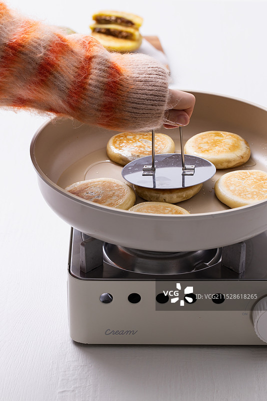 在平底锅中煎煎饼的场景图片素材