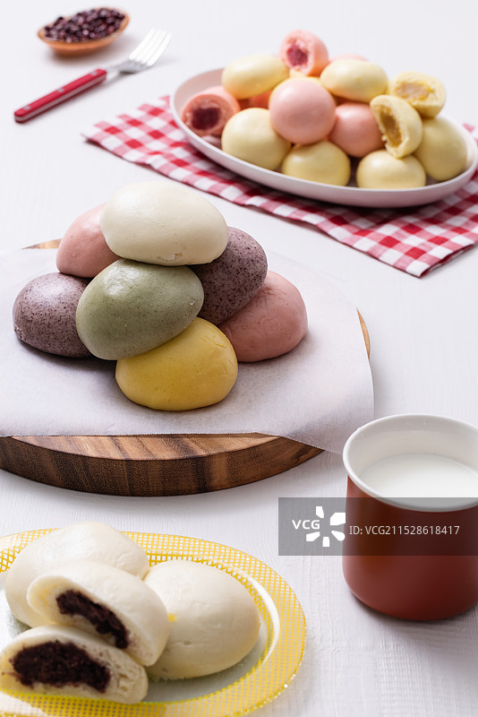 可爱摆盘的五彩温暖的包子和牛奶图片素材