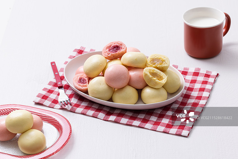可爱摆盘的五彩温暖的包子和牛奶图片素材