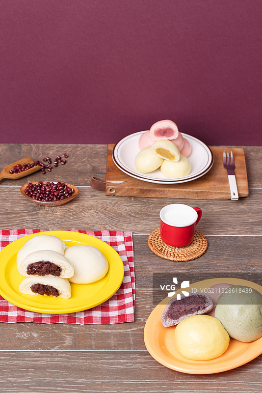 色彩丰富、美味可口的热包子和蒸锅里的盘装包子图片素材